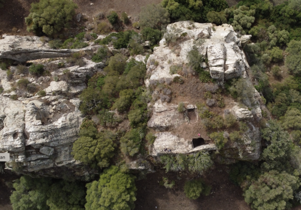 Plateforme rocheuse creusée de deux citernes