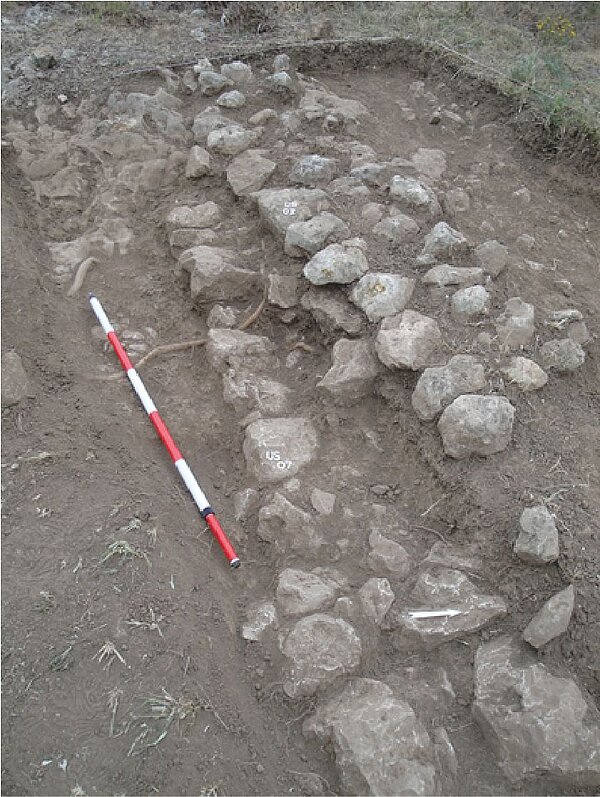 Sondage réalisé sur le site d’Alquézar en 2023, mise en évidence de deux murs et d’un niveau d’occupation daté du XIe siècle.